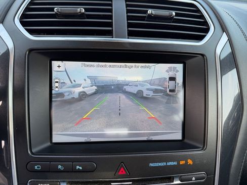 Used 2017 Ford Explorer Platinum image 18