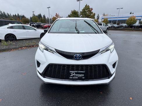 Used 2021 Toyota Sienna XSE image 3