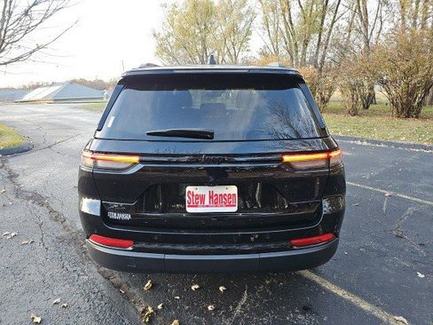 Used 2024 Jeep Grand Cherokee Altitude image 5