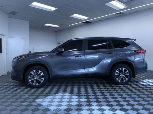 Certified 2023 Toyota Highlander XLE image 13