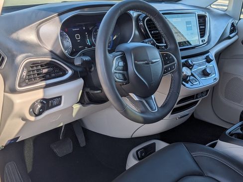 Used 2024 Chrysler Pacifica Touring-L FWD image 14