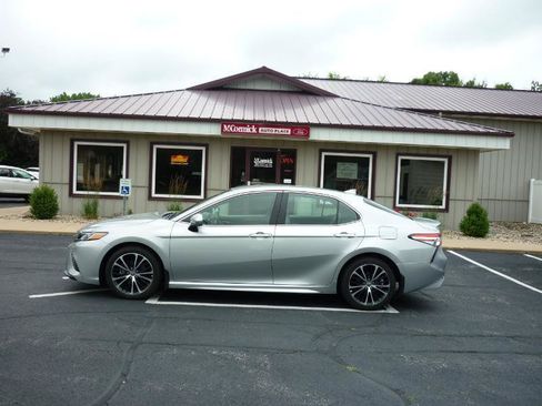 Used 2020 Toyota Camry SE AWD/4WD image 2