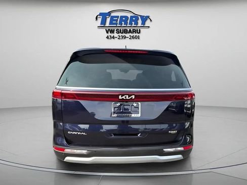 Used 2024 Kia Carnival LX FWD image 3