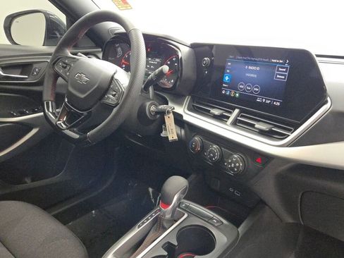 Used 2025 Chevrolet Trax RS w/ Sunroof Package image 9