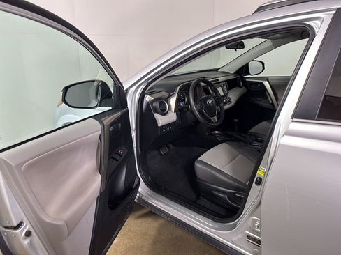Used 2013 Toyota RAV4 LE AWD/4WD image 2