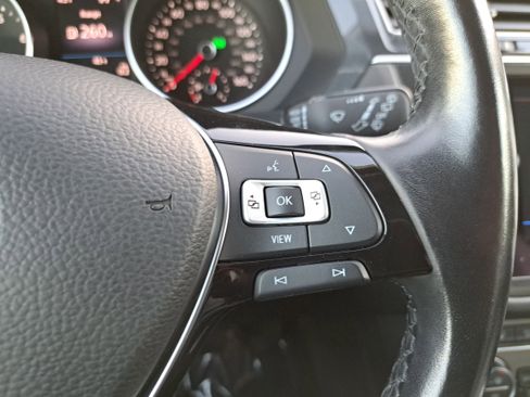 Certified 2019 Volkswagen Tiguan SE w/ Panoramic Sunroof Package image 18