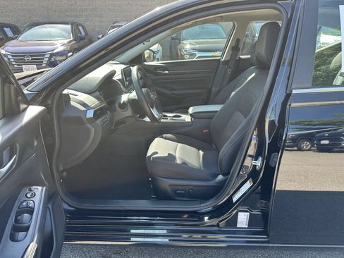 Used 2025 Nissan Altima 2.5 SV FWD image 22