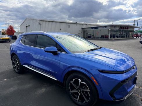 Used 2025 Chevrolet Equinox EV LT w/ Convenience Package image 6