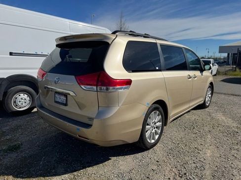 Used 2014 Toyota Sienna Limited w/ Limited Premium Package image 6