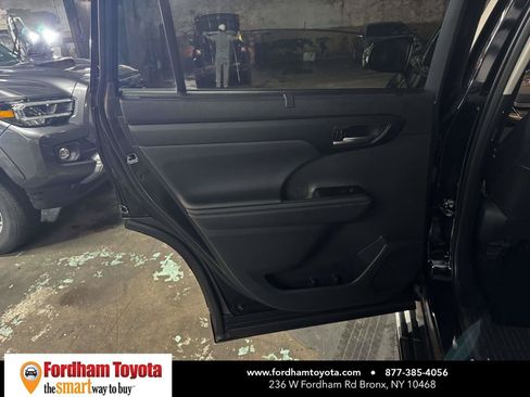 Used 2023 Toyota Highlander XLE AWD/4WD image 11