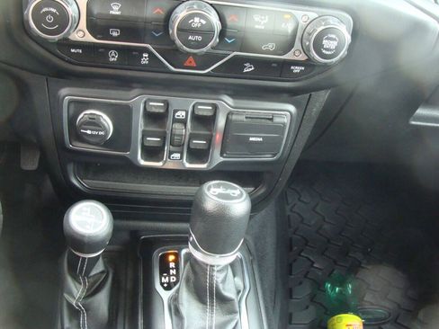 Used 2020 Jeep Wrangler Unlimited Sahara w/ Uconnect 4C Nav & Sound Group AWD/4WD image 11