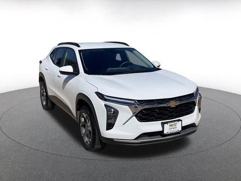 Used 2025 Chevrolet Trax LT image 2