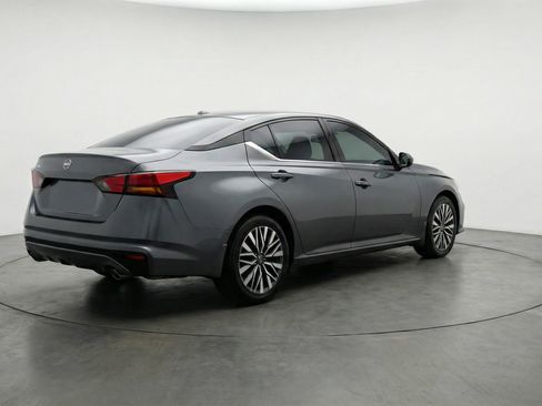 Used 2025 Nissan Altima 2.5 SV FWD image 9