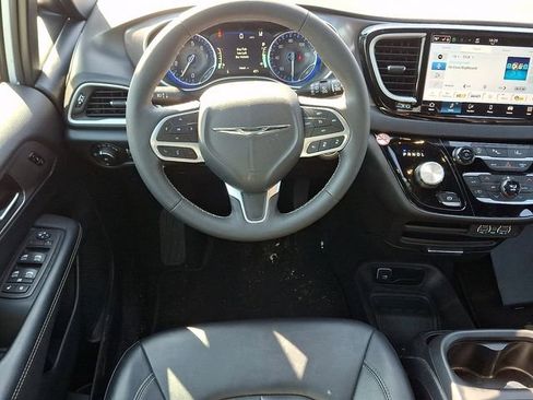 Used 2025 Chrysler Pacifica Select image 12