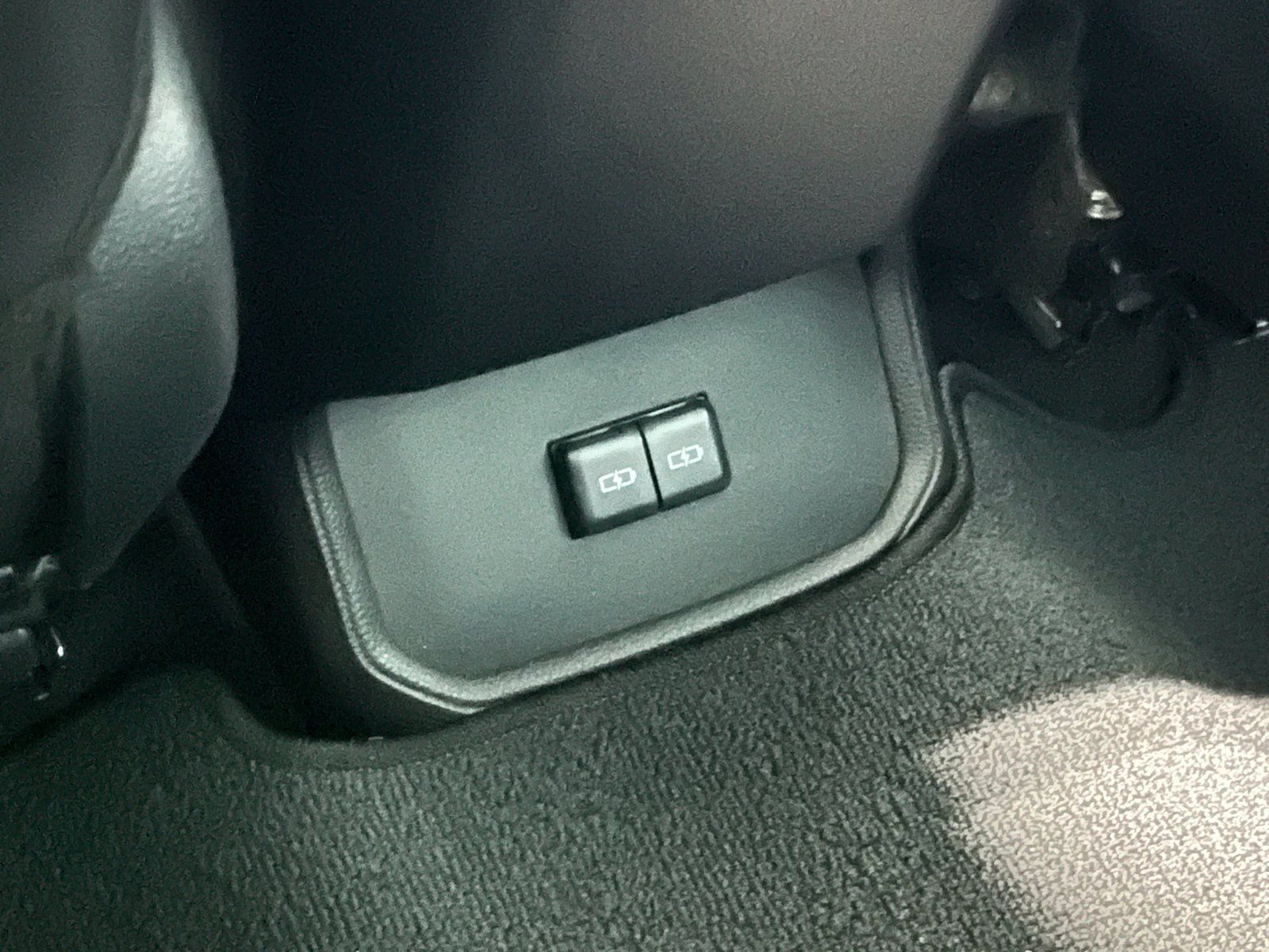 Used 2025 Toyota Highlander XLE FWD image 39