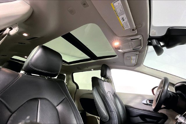 Used 2019 Chrysler Pacifica Limited w/ Tire & Wheel Group FWD image 24