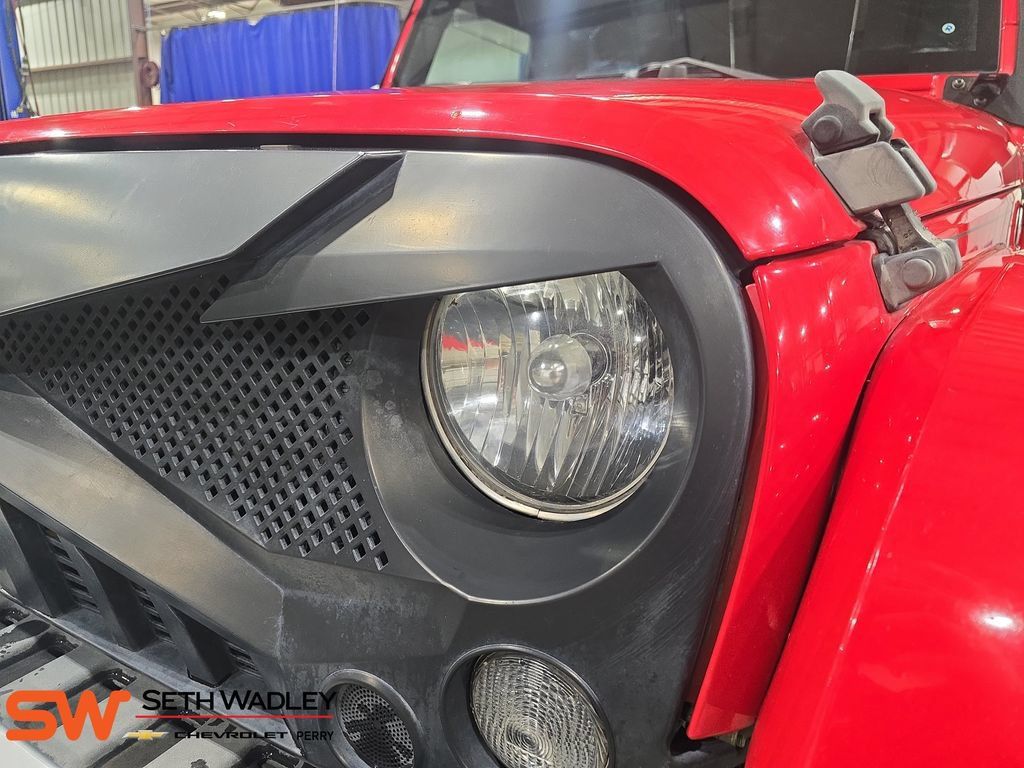 Used 2015 Jeep Wrangler Unlimited Sahara w/ Connectivity Group AWD/4WD image 30