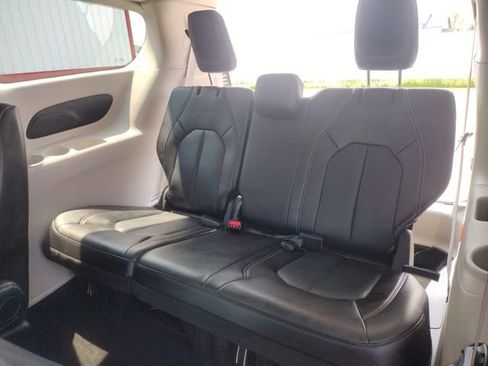 Used 2024 Chrysler Pacifica Touring-L image 43