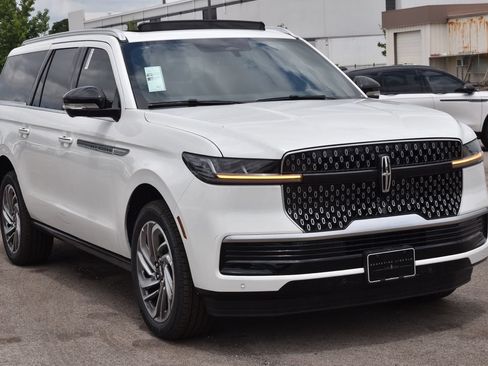New 2026 Lincoln Navigator L Reserve AWD/4WD image 3