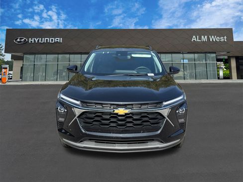 Used 2025 Chevrolet Trax LT w/ LT Convenience Package image 2