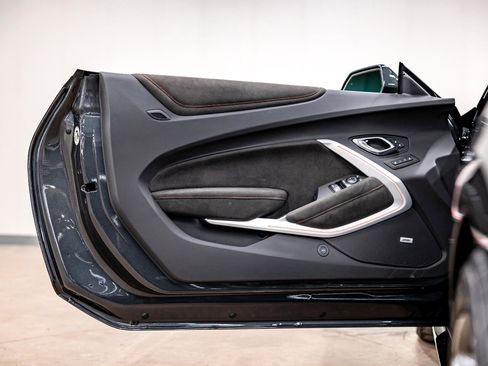 Used 2018 Chevrolet Camaro ZL1 image 38