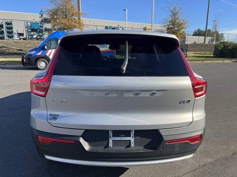 Used 2025 Volvo XC40 B5 Core image 9
