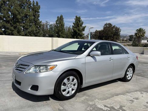 Used 2011 Toyota Camry LE image 2