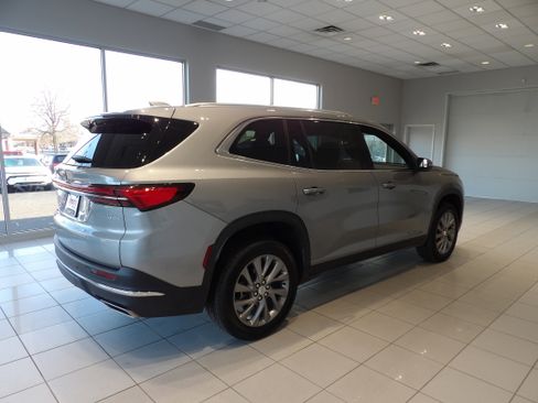 Used 2025 Buick Enclave Preferred image 4