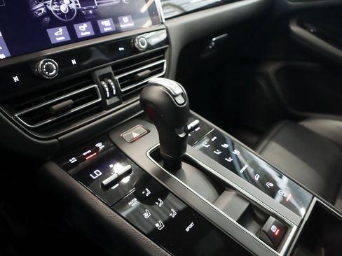 Certified 2024 Porsche Macan image 15