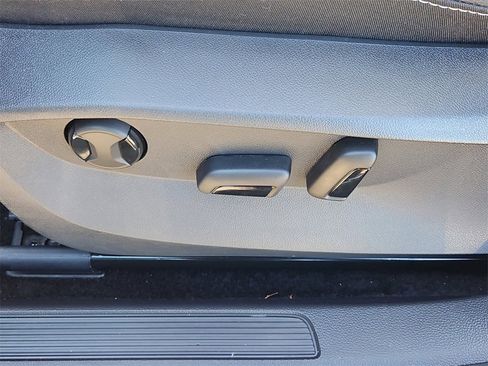 Certified 2025 Volkswagen Taos SE image 22