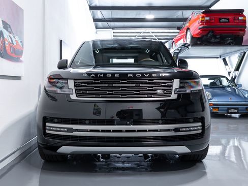 Used 2024 Land Rover Range Rover Long Wheelbase SE image 3