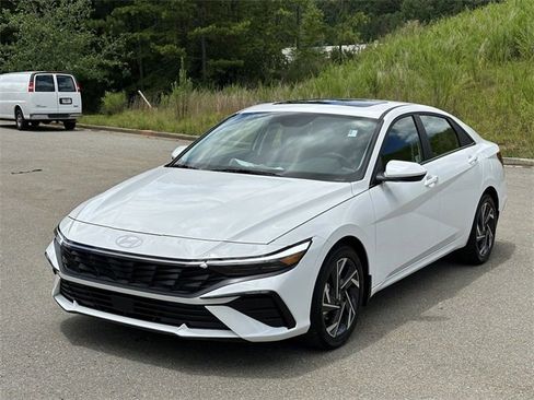 Used 2024 Hyundai Elantra SEL w/ Convenience Package image 2