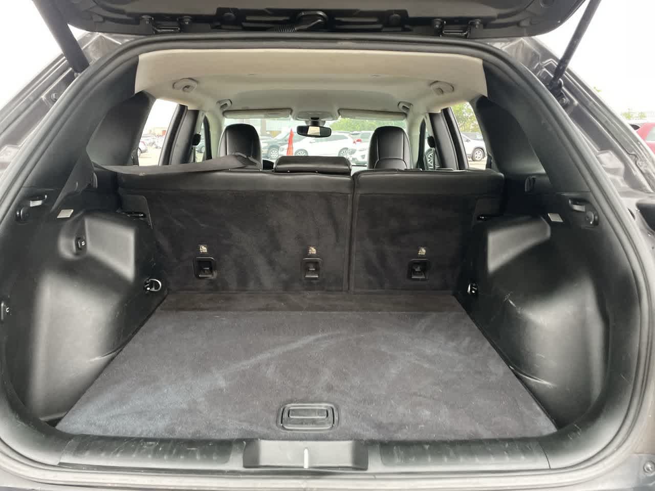 Used 2019 Jeep Cherokee Latitude Plus w/ Comfort/Convenience Group FWD image 17