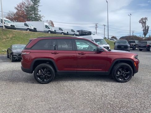 Used 2023 Jeep Grand Cherokee Altitude image 5