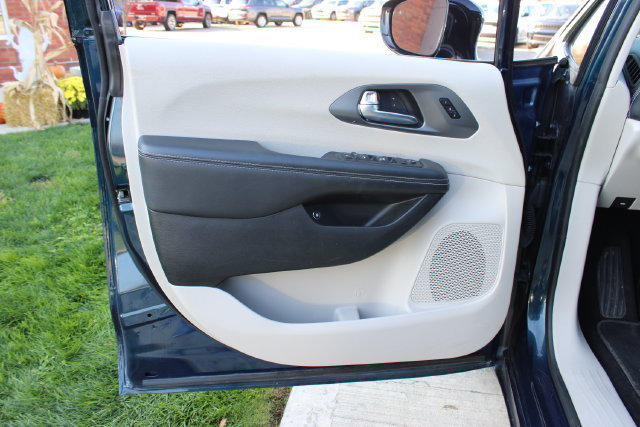Used 2024 Chrysler Pacifica Limited FWD image 7