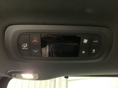 Used 2025 Chrysler Pacifica Limited image 16