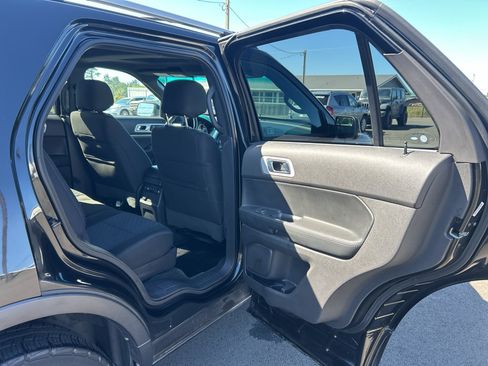 Used 2014 Ford Explorer XLT w/ Equipment Group 201A AWD/4WD image 32