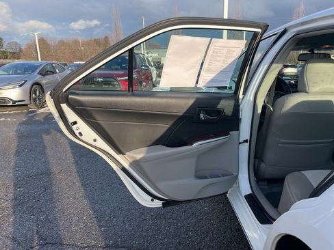 Used 2014 Toyota Camry XLE image 12