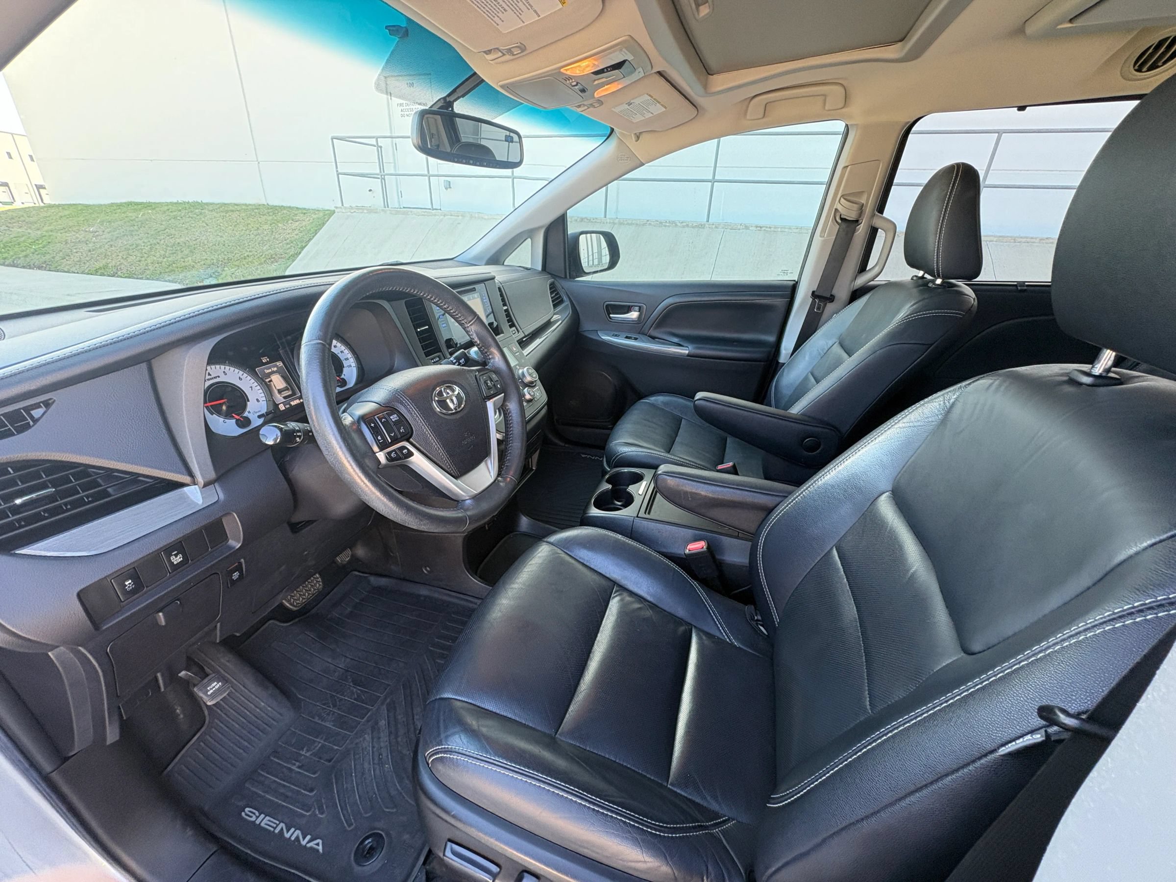 Used 2017 Toyota Sienna SE Premium FWD image 9