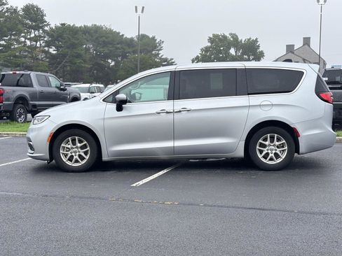 Used 2023 Chrysler Pacifica Touring-L FWD image 13