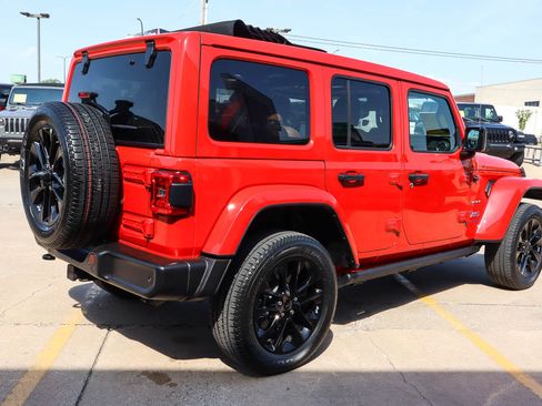 Used 2021 Jeep Wrangler Unlimited Sahara w/ Cold Weather Group AWD/4WD image 5