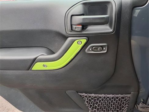 Used 2017 Jeep Wrangler Unlimited Sahara w/ Connectivity Group image 18