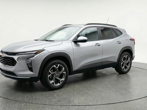 Used 2025 Chevrolet Trax LT image 3