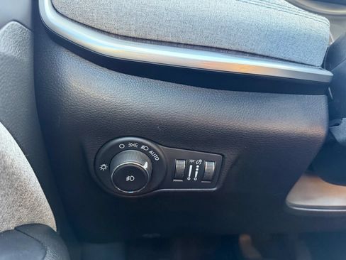 Used 2022 Jeep Compass Latitude FWD image 19