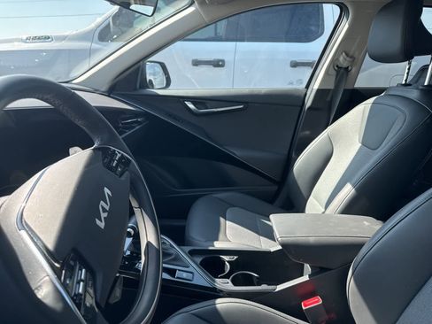 Used 2023 Kia Niro EX image 31