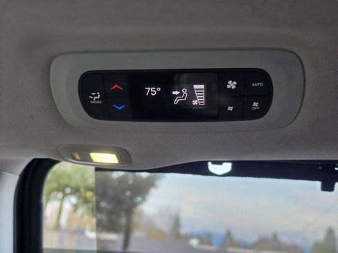 Used 2017 Chrysler Pacifica Limited w/ UConnect Theater Package FWD image 36