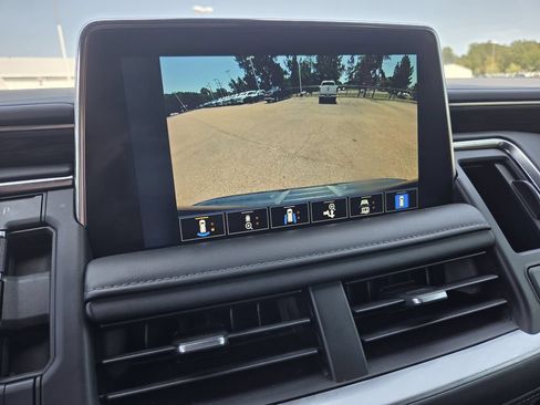 Used 2022 Chevrolet Suburban LT w/ Luxury Package RWD image 13