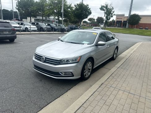 Used 2018 Volkswagen Passat 2.0T SE w/ SE Lighting Package FWD image 4
