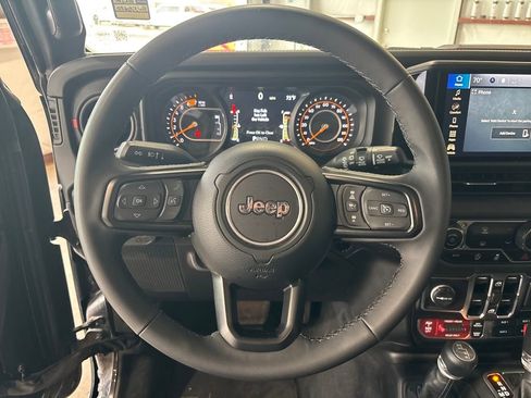Used 2025 Jeep Wrangler Rubicon image 9