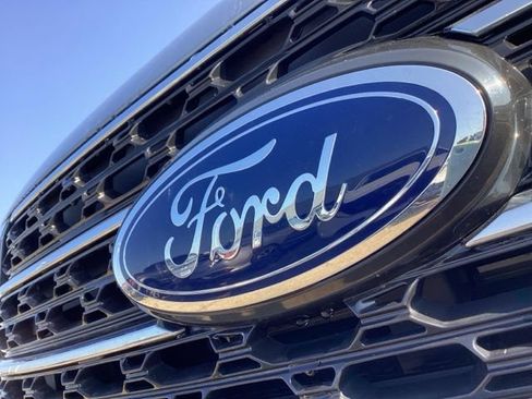 Used 2022 Ford Explorer XLT w/ Equipment Group 202A AWD/4WD image 3